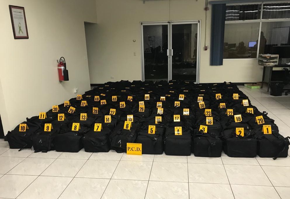 CarlosHolmesTru's tweet photo. La cooperación es fundamental en lucha contra el narcotráfico: gracias a información de inteligencia de @ArmadaColombia y de la Agencia Británica Nacional contra el Crimen, autoridades de Costa Rica incautaron 2,4 toneladas de cocaína en un barco mercante en el Puerto de Moín. https://t.co/EYN8FPIS6k