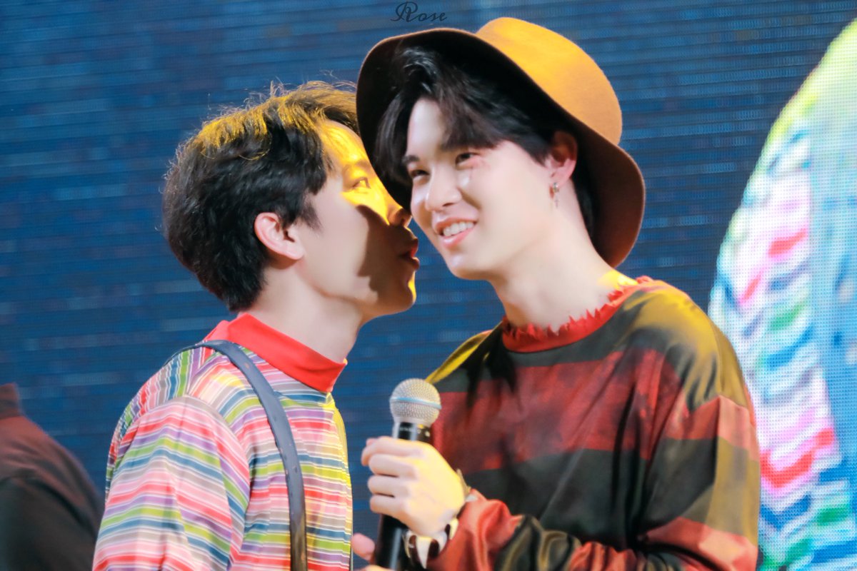 Roseyw48's tweet photo. 1030 HQ

심쿵해 Heart Attack❤️
#warwanarat #yinyin_anw 
#SiamParagonxYinWar
#SiamParagonblackweekendcarnival https://t.co/GjvA7hi2bo
