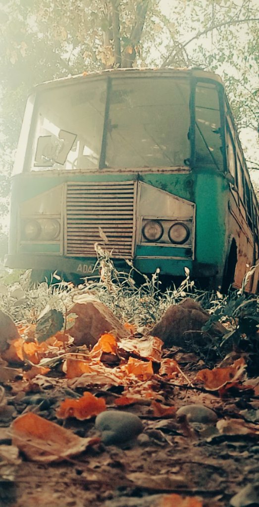 itx_aazir's tweet photo. ملال   ہے   مگر   اتنا   ملال   تھوڑای  ہے
یہ آنکھ رونے کی شدت سے لال تھوڑی ہے،
بس اپنے واسطے ہی فکر مند ہیں سب لوگ
یہاں  کسی  کو  کسی کا خیال تھوڑی  ہے،
لگانی  پڑتی ہے  ڈبکی  ابھرنے  سے  پہلے
غروب  ہونے  کا  مطلب  زوال  تھوڑی  ہے۔
#اردوادب https://t.co/EVsgbOg7Et