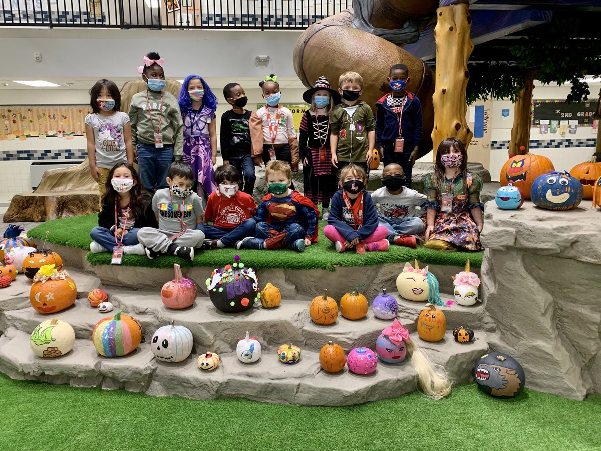 ShanashScott's tweet photo. GWE pumpkin patch🎃 @TerrellISD @ElenorGreen @adennis_tisd https://t.co/s6iVA3iOKY