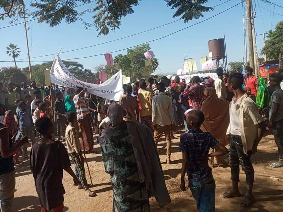 HeraldJig's tweet image. Massive protests denouncing the killings of 30+ people by federal &amp;amp; #Afar security forces in Sitti Zone continues for the second straight day. Protests we're reported in. #DireDawa, Erer &amp;amp; Ayshea town on the main im/export corridor connecting #Ethiopia to Djibouti. #SittiMassacre