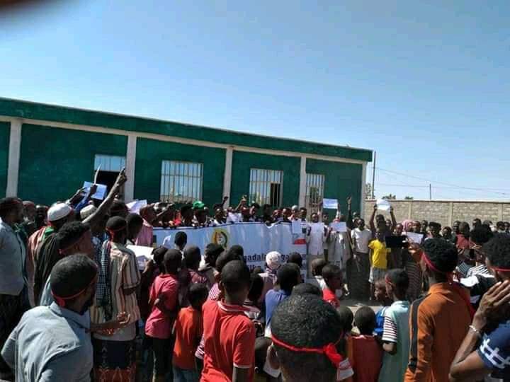 HeraldJig's tweet image. Massive protests denouncing the killings of 30+ people by federal &amp;amp; #Afar security forces in Sitti Zone continues for the second straight day. Protests we're reported in. #DireDawa, Erer &amp;amp; Ayshea town on the main im/export corridor connecting #Ethiopia to Djibouti. #SittiMassacre