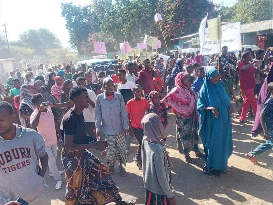 HeraldJig's tweet image. Massive protests denouncing the killings of 30+ people by federal &amp;amp; #Afar security forces in Sitti Zone continues for the second straight day. Protests we're reported in. #DireDawa, Erer &amp;amp; Ayshea town on the main im/export corridor connecting #Ethiopia to Djibouti. #SittiMassacre