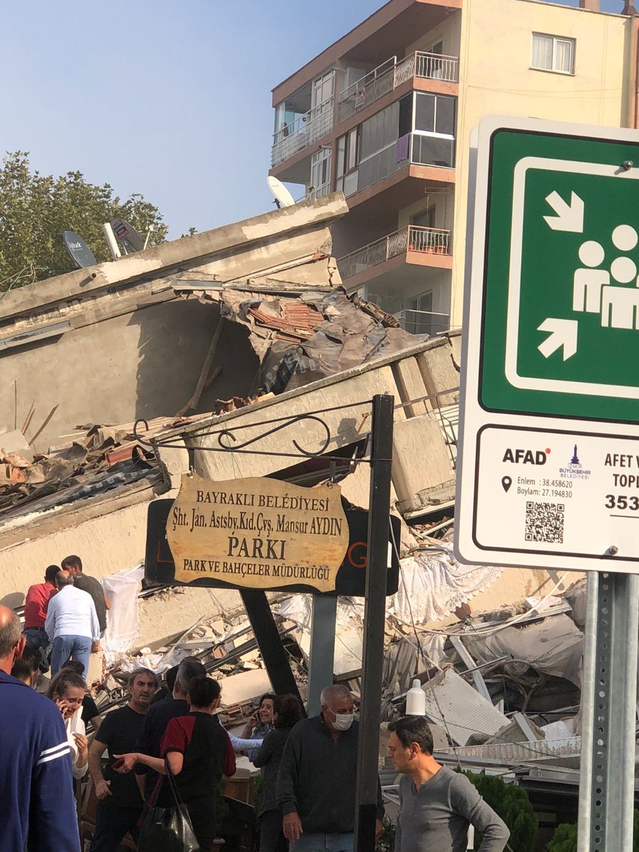 bunsenbeki's tweet photo. bu fotoğraf hem çok şey anlatıyor hem de hiçbir söz anlatmaya da gerek bırakmıyor. vaziyetimiz bu. deprem toplanma alanı denilen yerde adım atılacak yer yok, dibindeki bina deprem toplanma alanına enkazıyla yığılmış durumda. https://t.co/qtj3uVuP3q