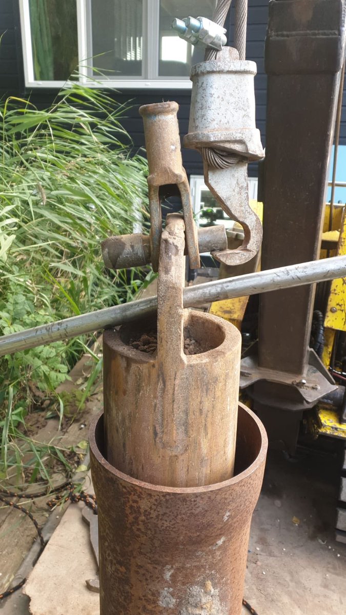 decoogh's tweet photo. Soms gaat er wel eens een kabel stuk en ligt het heiblok 15 meter diep. 

Dan moet er “gehengeld” of “gevist” worden. Gelukkig hebben onze jongens snel beet!

Goed weekend namens alle medewerkers van De Coogh 
Als u nog #palen voor de #uitbouw nodig heeft horen we dat graag! https://t.co/A8G3Z420wG