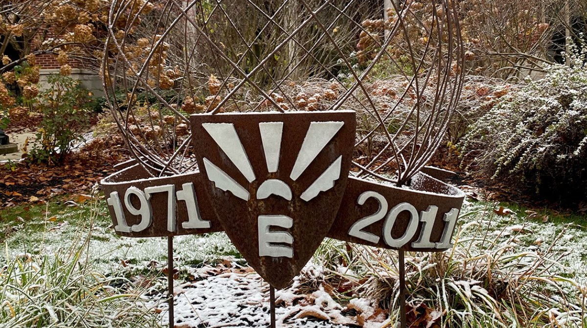 SUNYEmpire's tweet photo. We 👀 the first #snow of the season. Are you ready for it? Comment 🍂(#comebackfall) or ❄️(#winterishere) and RT to tell us how you really feel ⬇️
📸: #FlashbackFriday of our 40th anniversary globe in #SaratogaSpringsNY https://t.co/UDCsYmpMuk