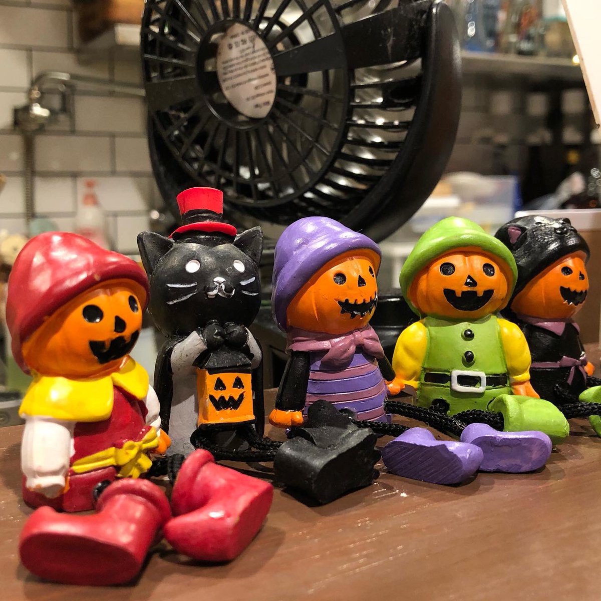 crazy_chevy's tweet photo. 今日まで終日ハッピーアワー。野毛あたりはチョットだけハロウィンな感じ🎃
#tempters #テンプターズ #helloween #桜木町 #野毛 https://t.co/hFyGuDrDya