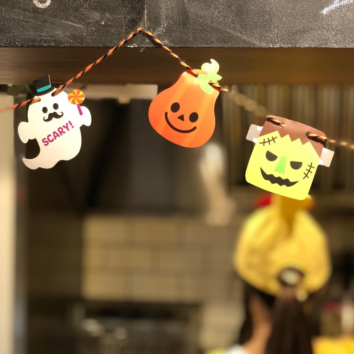 crazy_chevy's tweet photo. 今日まで終日ハッピーアワー。野毛あたりはチョットだけハロウィンな感じ🎃
#tempters #テンプターズ #helloween #桜木町 #野毛 https://t.co/hFyGuDrDya