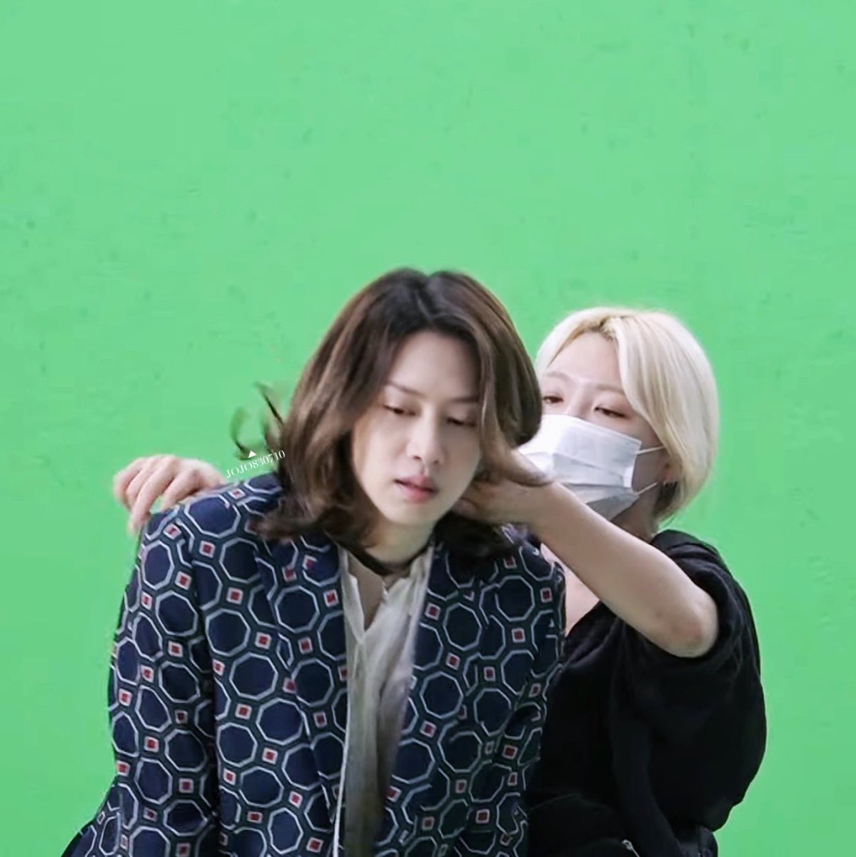 jojo830710's tweet photo. I love how Heechul bends down so that Kims can style his hair and easier...

#Heechul #김희철 #희철 #希澈 #金希澈 #ヒチョル #우주대스타 https://t.co/NlAqWiafKv