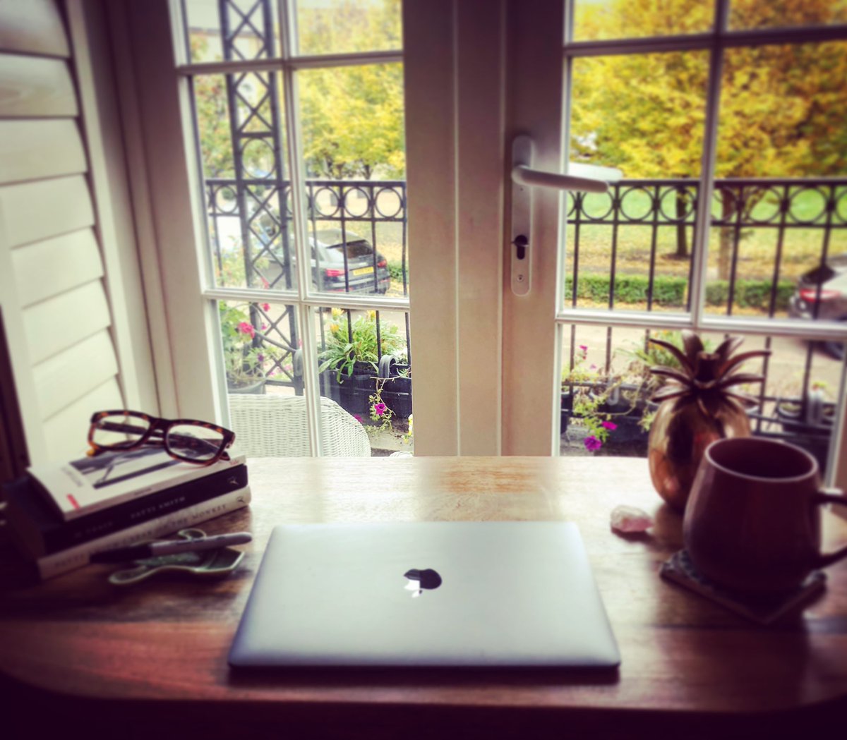 gemmyred's tweet photo. New desk. New view. New beginnings... #justmeandb #strongerthanyouknow #brilliancethroughbreaking #onceawarrior #amreading #amwriting #amhealing https://t.co/N9XQF5diiS