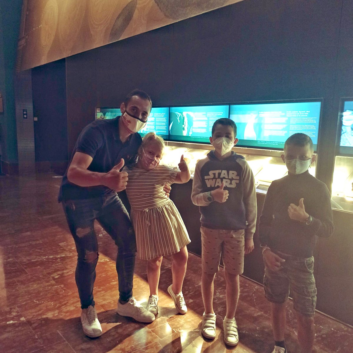 Hoy hemos tenido el placer de recibir y acompañar por nuestras salas del #MARQ al deportista de élite <a href="/AndujarCET/">Daniel Andujar Ponce</a> que acompañado de niños y niñas del Campus #DanielAndújar han pasado la mañana con nosotr@s 
Muchas gracias por vuestra visita y esperamos que volváis muy pronto