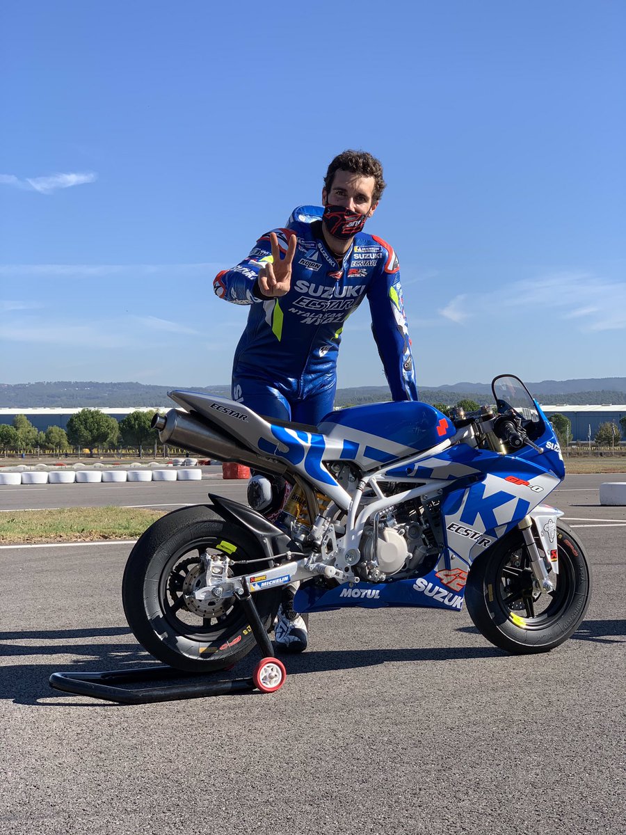 Rins42's tweet photo. When you put your GSX-RR in the dryer 😂 Cuando pones la GSX-RR en la secadora 😂 brutal entreno hoy 💥 #suzuki #motogp #ar42 @suzukimotogp @MotoGP https://t.co/Sk3r8kIvRw