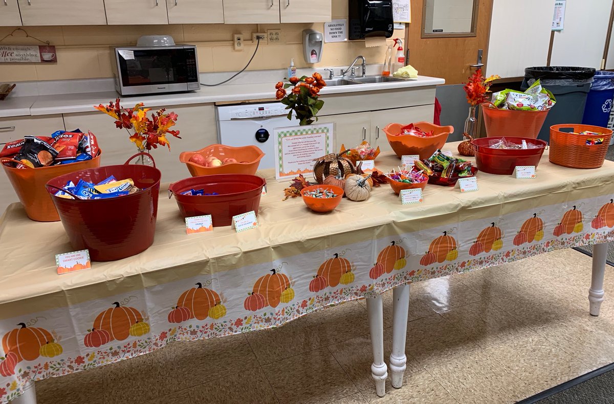 Look at this surprise treat for our teachers that appeared this morning. We 🥰 our generous Lester PTA! #le58rocks #dg58pride