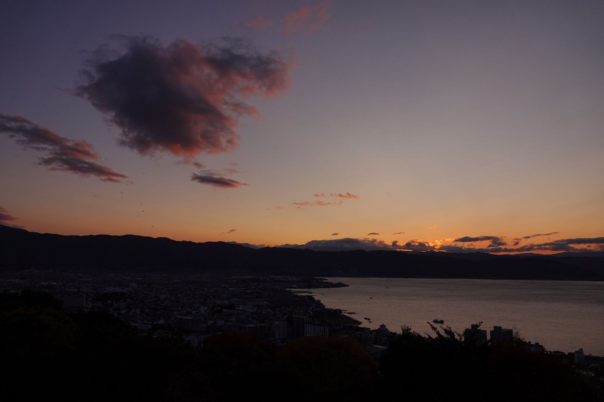 nob's tweet photo. 諏訪市立石公園からの諏訪湖夕景。 https://t.co/KmnyN6CoEE