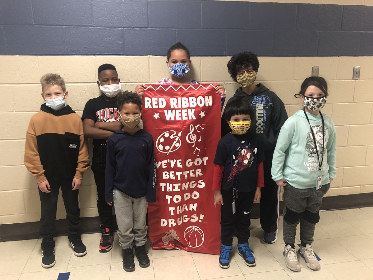JohnSonderman's tweet photo. Being Drug Free is No SWEAT!  @CWES_Cougars wearing sweats for #RedRibbonWeek2020!  @GrandviewCSD4 #wearegrandview https://t.co/sBXkxr3BEG