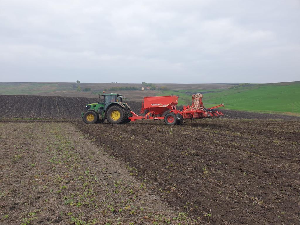 Esta semana hemos realizado una #jornada de #demostración 
📌En Botosani, Rumanía
👉🏼Pudimos ver la #sembradora neumática VESTA-2813 #ELEKTRA con #Isobus
✅Con nuestro distribuidor #TechFarmAgro