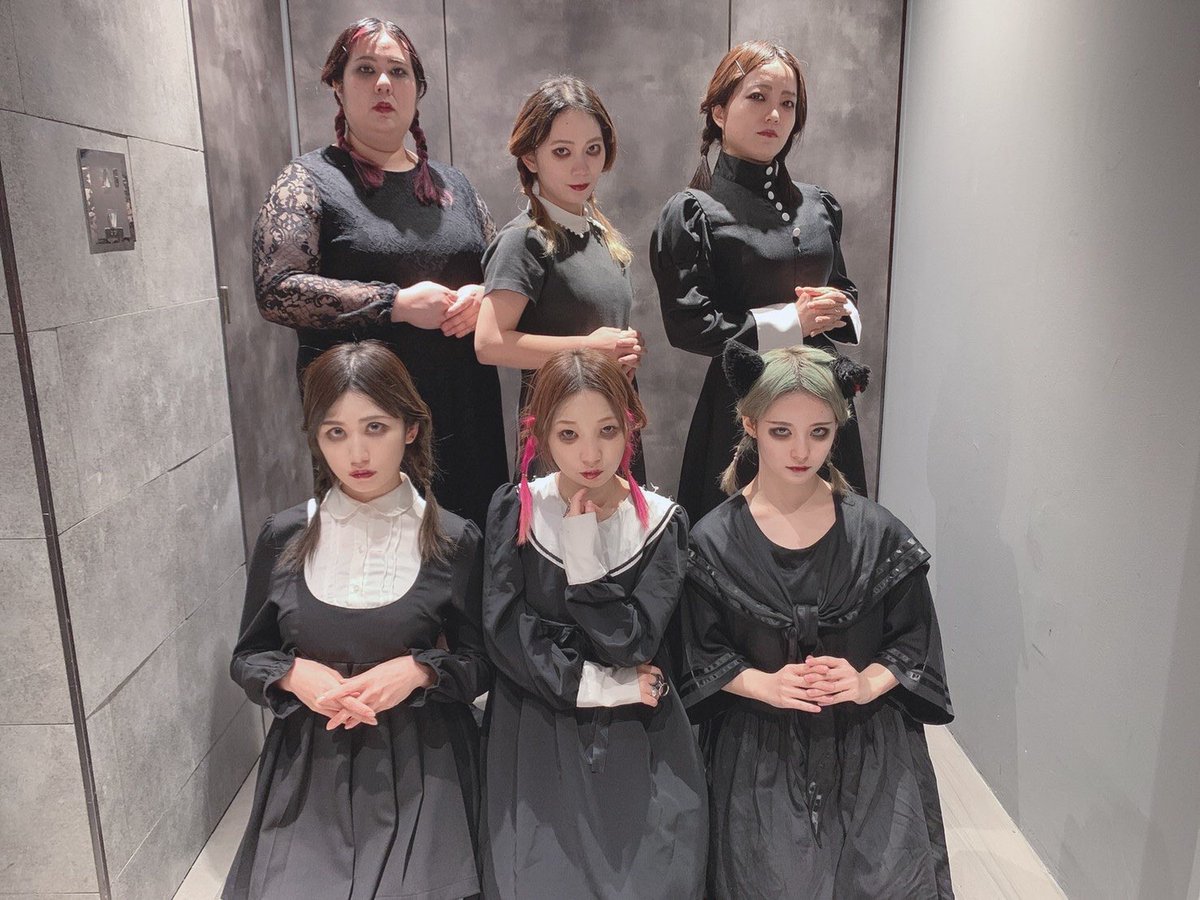 ミーアクボコ アダムスファミリー ウェンズデーのコスプレしたよ ライブもめっちゃ楽しかったし ハロウィンも楽しめたぞ これを機にちゃんとアダムスファミリーをちゃんと見ようかな