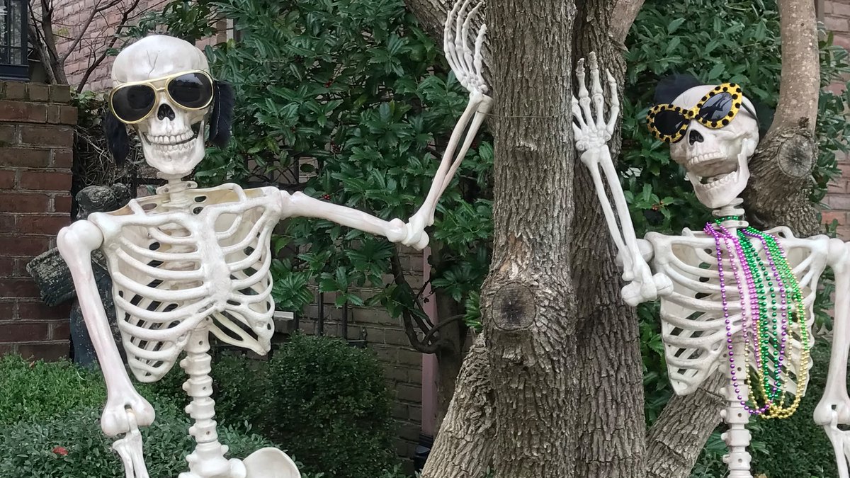 #GoodMorning and #HappyHalloween weekend from @RonOlsonMemphis and @KarenPerrin901 of the 104.5 The River Morning Show. They look so skinny in this pic! ๐ https://t.co/4X0AUsphY3