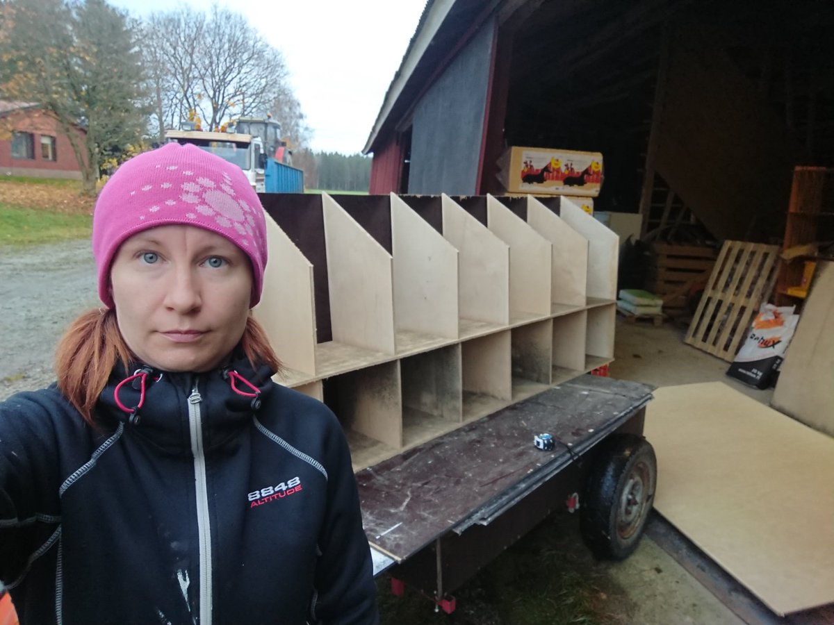 Semmone halloweenprojekti sit. Uusia pesiä pukkaa liukuhihnalta.