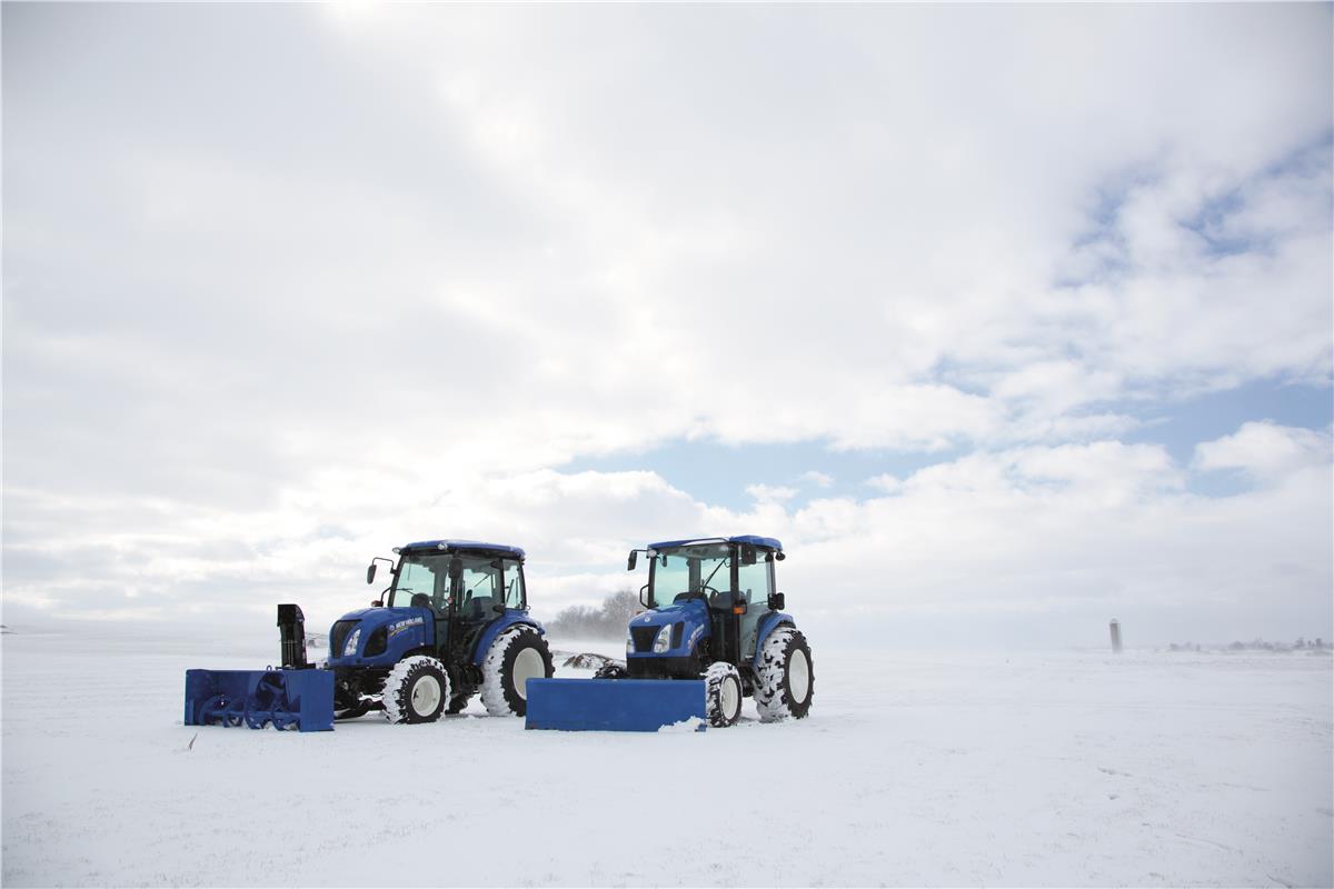 NHAgriculture's tweet image. It's just the beginning; be ready. #SnowInOctober #ItsSnowing See your New Holland dealer for special offers.