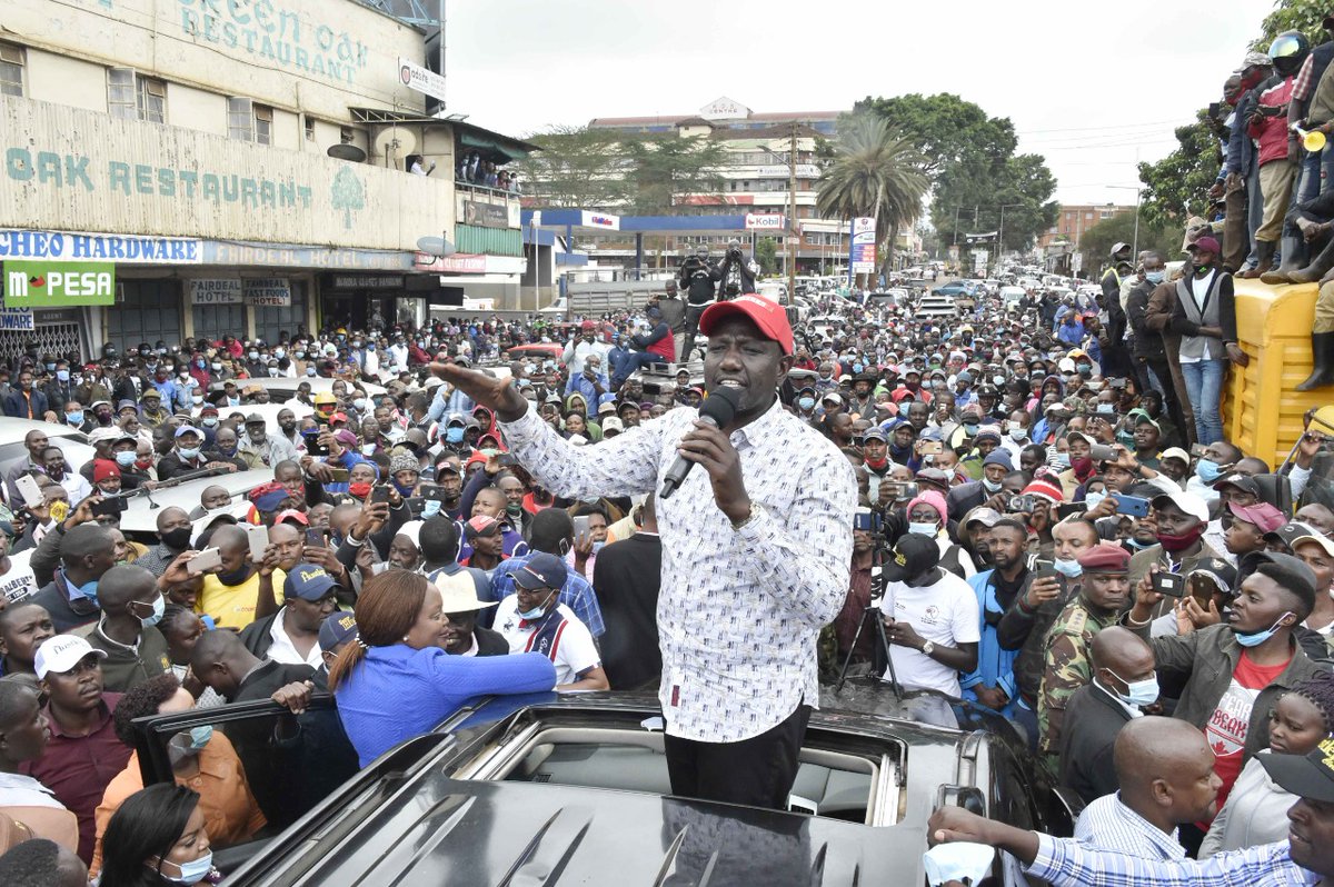 WilliamsRuto's tweet photo. Appreciated greetings from thousands of wananchi in Nyeri Town, Nyeri County, accompanied by more than 20 MPs. https://t.co/alSGPJvtPX