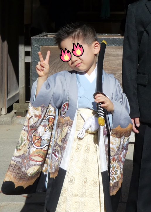 bu_tika3's tweet photo. (……きこえますか…きこえますか…5歳の男の子の…親御さん… 今… あなたの…心に…直接… 呼びかけています…七五三には…100均のおもちゃの刀を…買っていくのです…いつもより…5割増しの笑顔で…ポーズをとって…くれるはずです…100円でも…その刀は彼らにとって…まさしく日輪刀なのです…) https://t.co/OY2ecDF6Eg
