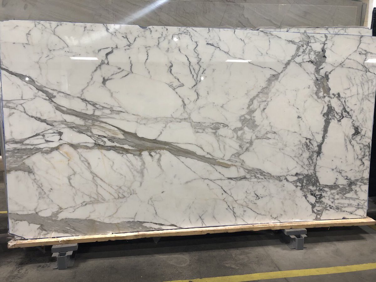 elementsroom's tweet photo. We’re in awe at this #kitchenremodel by @rockinteriors &amp; @RuftyHomes using Calacatta Extra #marble which gives a wow factor to this bright white space! Calacatta Extra is now available at #ElementsRoom
#usenaturalstone #marblecountertops #stoneworld #designinspo #lainteriors https://t.co/MNaq6gC4Mh
