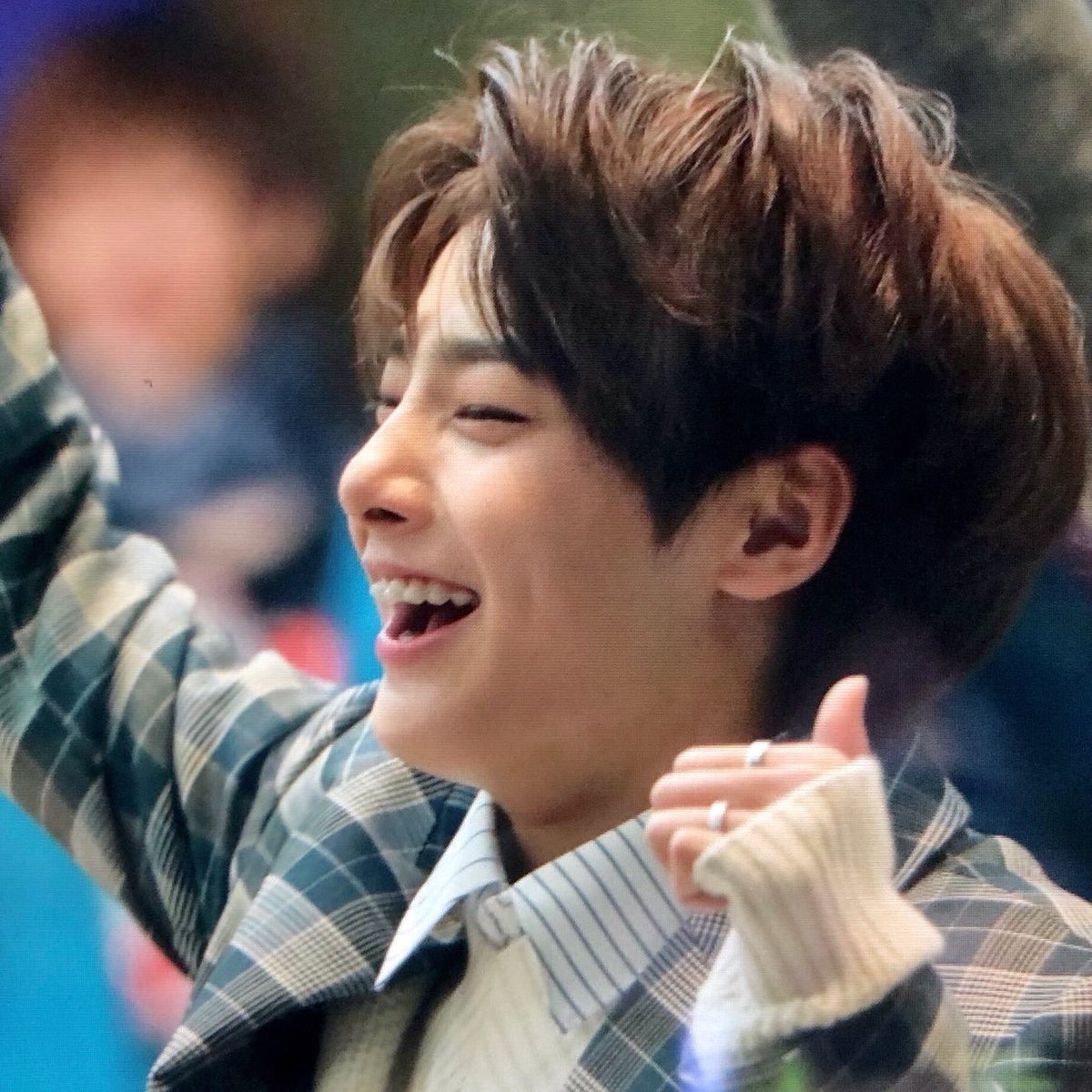 lqinniie's tweet photo. 181031 he was such a baby TT https://t.co/vBDqYz380l