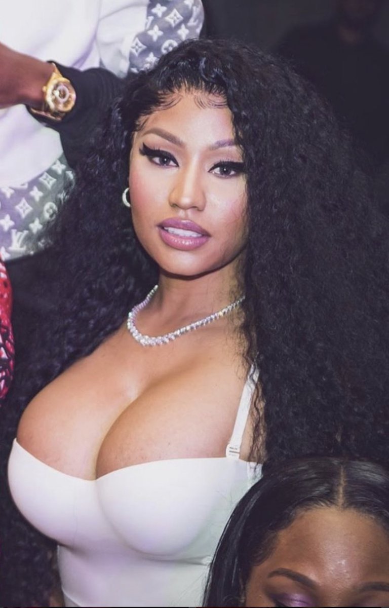 nickistreamteam's tweet photo. We need social distancing since we’re in the lead‼️ I need y’all to get this to 500 Rts 

I’m voting for Nicki Minaj for Favorite Female Artist - Rap/Hip-Hop at the #AMAs https://t.co/IDOS3XkzOe