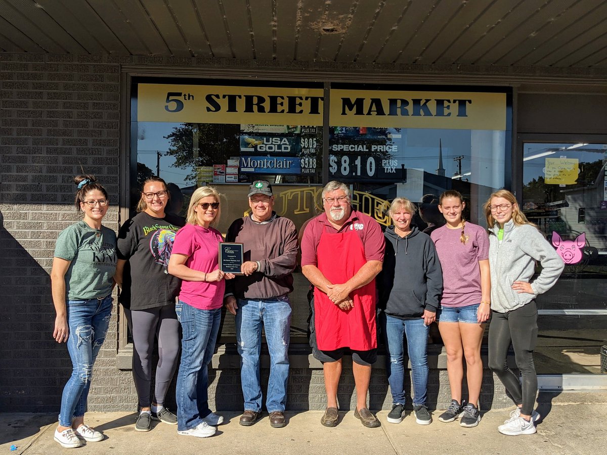 CarmiChamber's tweet photo. Congratulations to our 2020 Citizen of the Year-Ashley Elliott and our 2020 Business of the Year- 5th Street Market! ππ»ππ»ππ»ππ»πππ #carmichamberofcommerce #carmiillinois #carmiil #shopcarmifirst https://t.co/q5HWCGGYhK