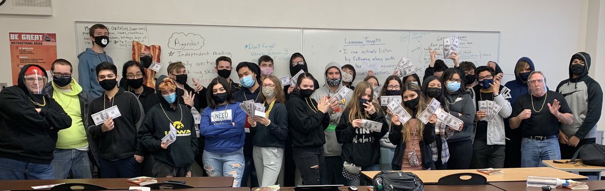 AmyCSchmidt's tweet image. Homeroom gangsta day! We representing! #playamoney #goldchains