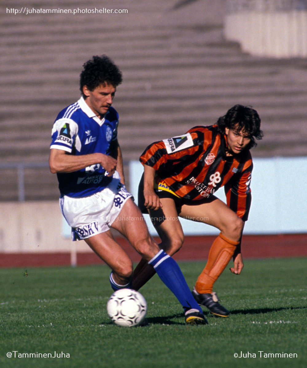 TamminenJuha's tweet photo. Tibor Gruborovics v Jari Litmanen, Reipas v Mikkelin Palloilijat, 13.5.1990 at the Lahti Ski Stadium - the snow had melted... #Veikkausliiga #TiborGruborovics #JariLitmanen #FCReipas #LahdenReipas #ReipasLahti #MPMikkeli #MikkelinPalloilijat @MikkelinP @LahdenReipas https://t.co/UMnMnZW8jo