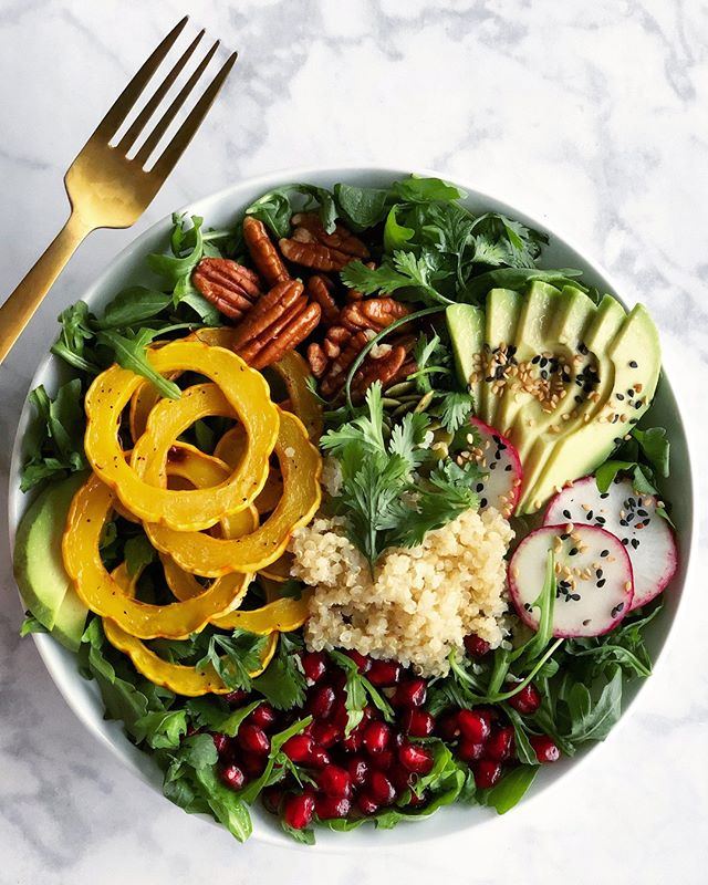 Autumn Buddha Bowl 🍂❤️  This bowl is packed with so much goodness - gently roasted delicata + #quinoa + baby #kale + maple pecans + #avocado + #pomegranate seeds. 🥰