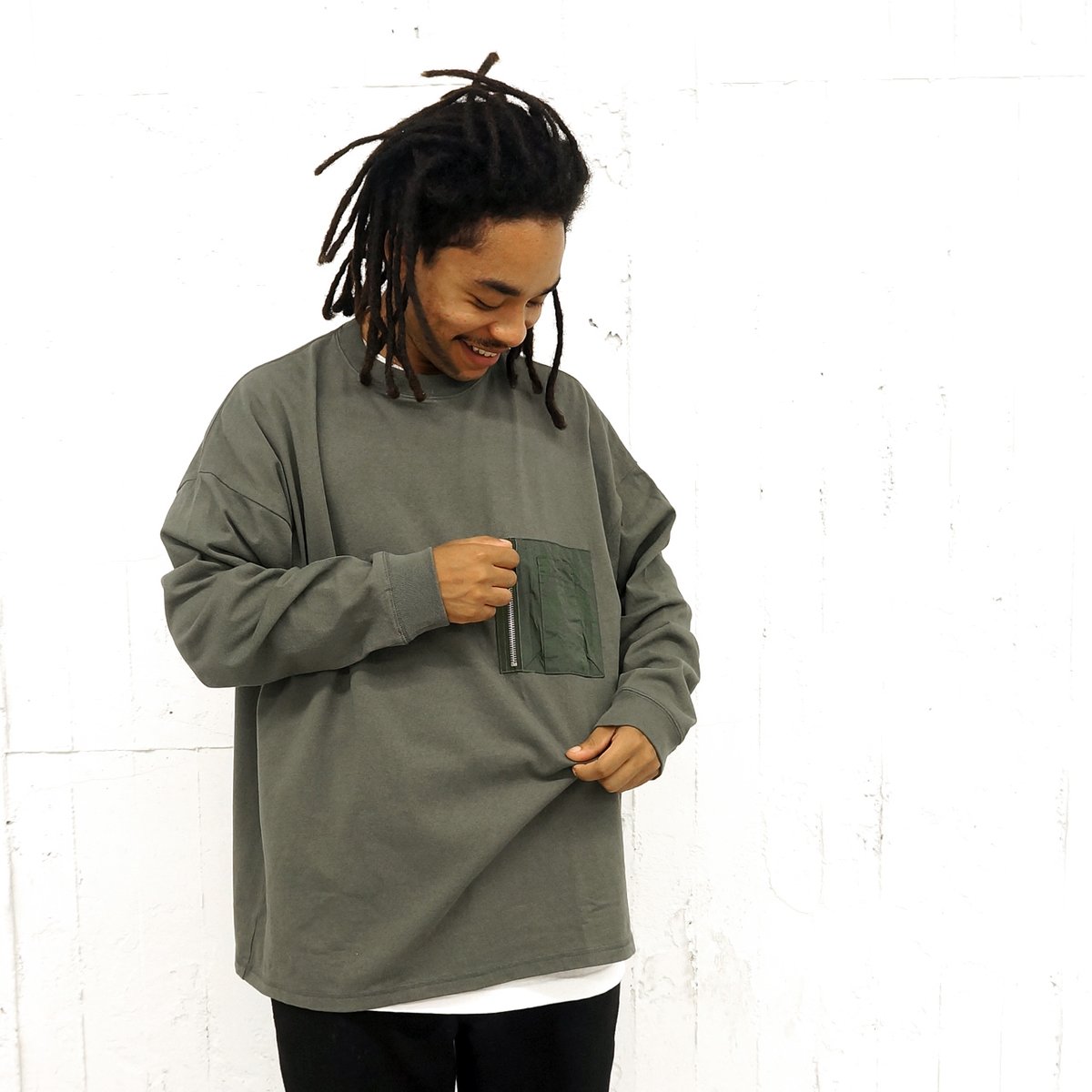 flatlux's tweet photo. - MARK GONZALES x FLATLUX -
MA-1のシガレットポケットが胸についた、違和感全開、まさにエイリアンなロンT。
背中にはエイリアンっぽいMark Gonzalesのイラスト。
肉厚で独特な味わいのUSコットンの天竺を使用し、特徴的なビッグシェイプで仕上げたAlien Ls-T。
https://t.co/cGyFH6m1x4 https://t.co/umsZ0QUX1n