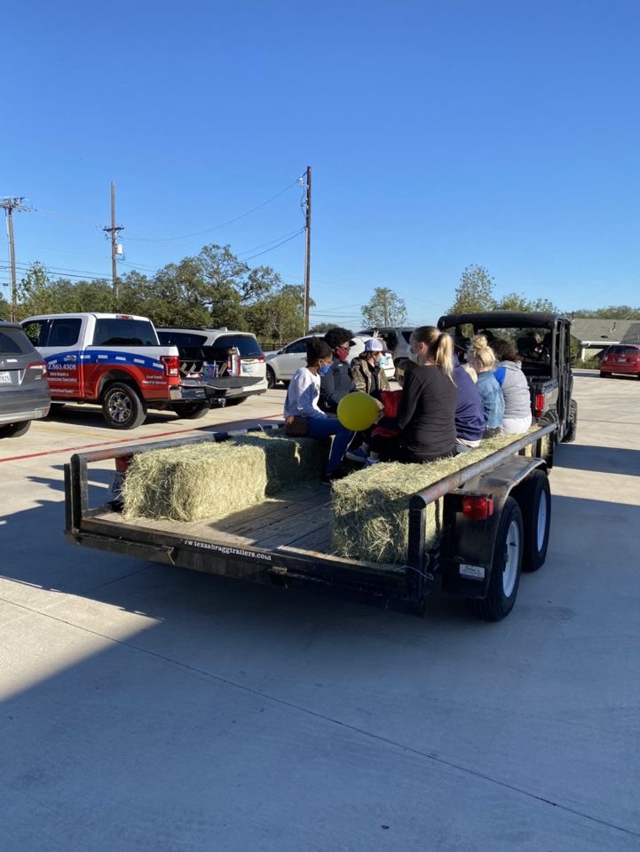 GHSCJ_Club's tweet photo. Fun at the trunk or treat🎃 We gathered at the Goddard school and handed out candy to young kids, we had so much fun giving and going on hay rides👻 https://t.co/8pDdRAd47o
