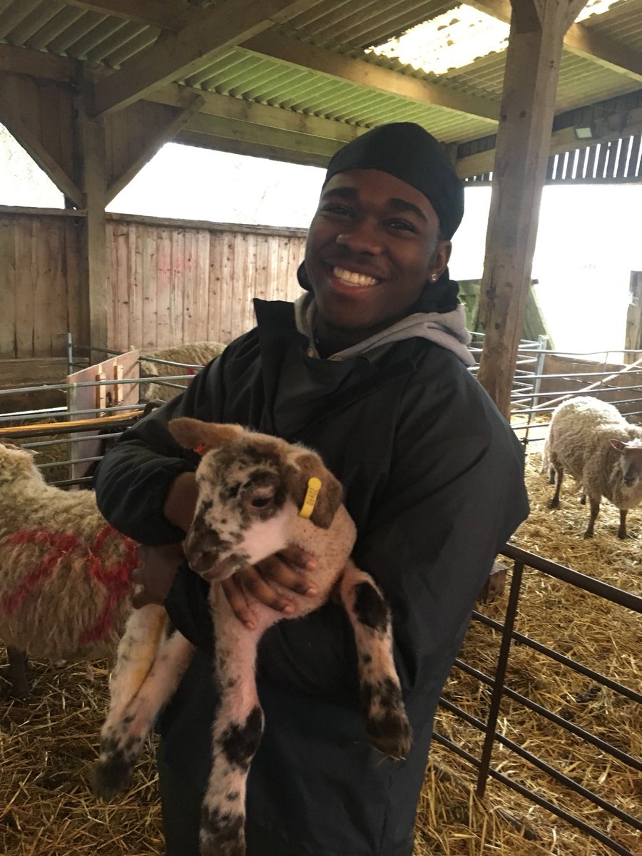 In this thread, Emmanuel gives us some insight into his personal journey to Veterinary Medicine, where he gives his account of the challenges he faced and the challenges he continues to face.  #AAtakeover  #Inspire  #Diversify  #Vetdiversity 1/19