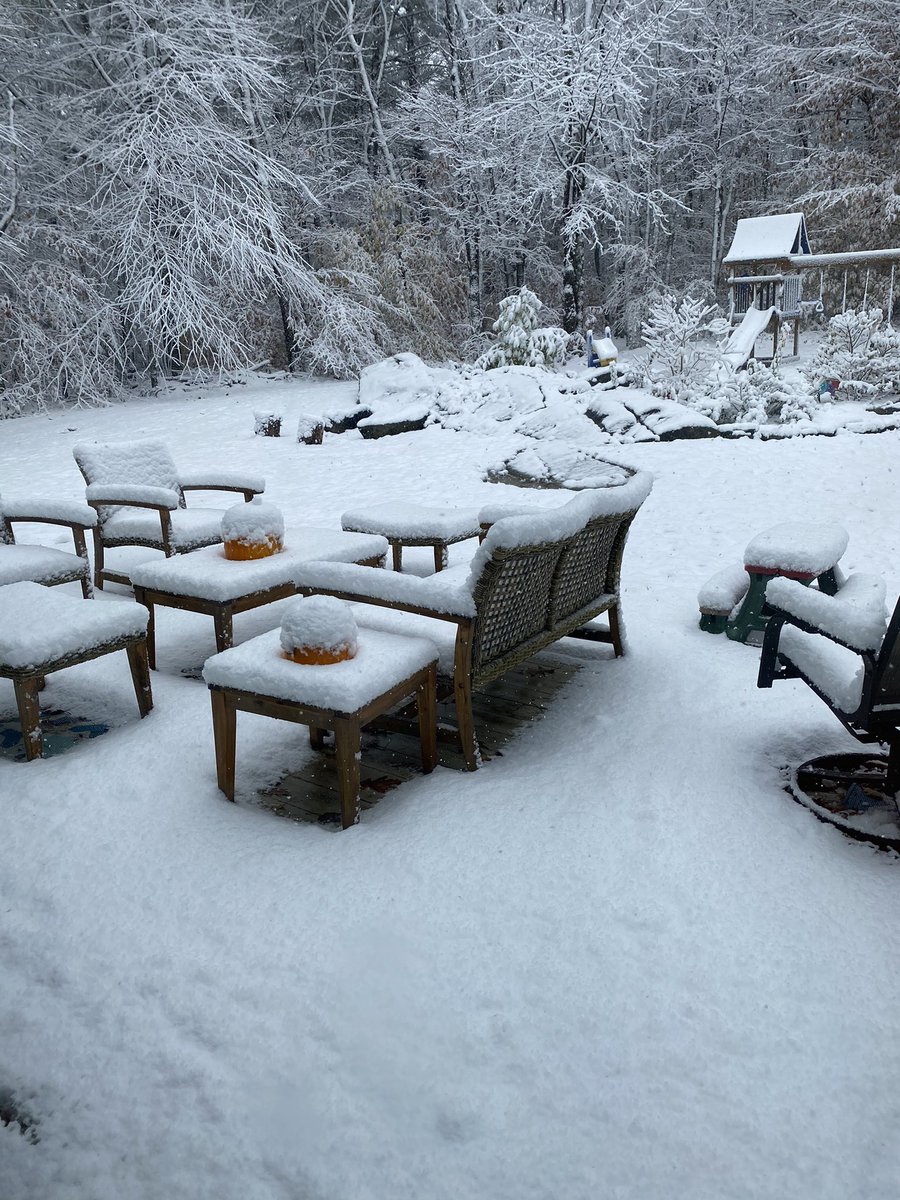 Almost up to 4 inches in Goshen ❄️ ⛄️ #firstsnow #NBCCT <a href="/ryanhanrahan/">Ryan Hanrahan</a> <a href="/NBCConnecticut/">NBC Connecticut</a>