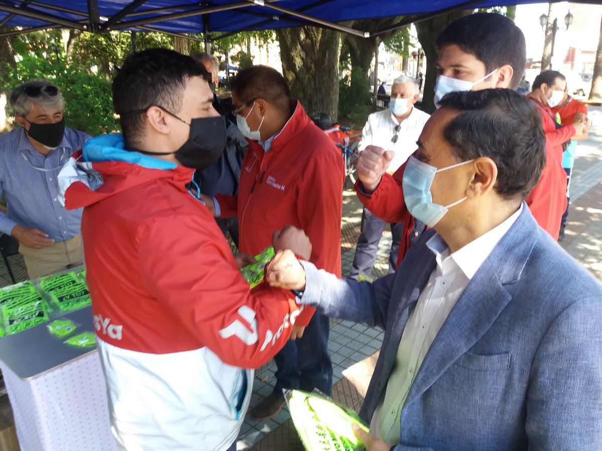 lahoradelaver13's tweet photo. Autoridades entregaron kits de seguridad a repartidores de aplicaciones Delivery. Fundas refractantes para mochilas y mascarillas. https://t.co/kPN2gOWVTe