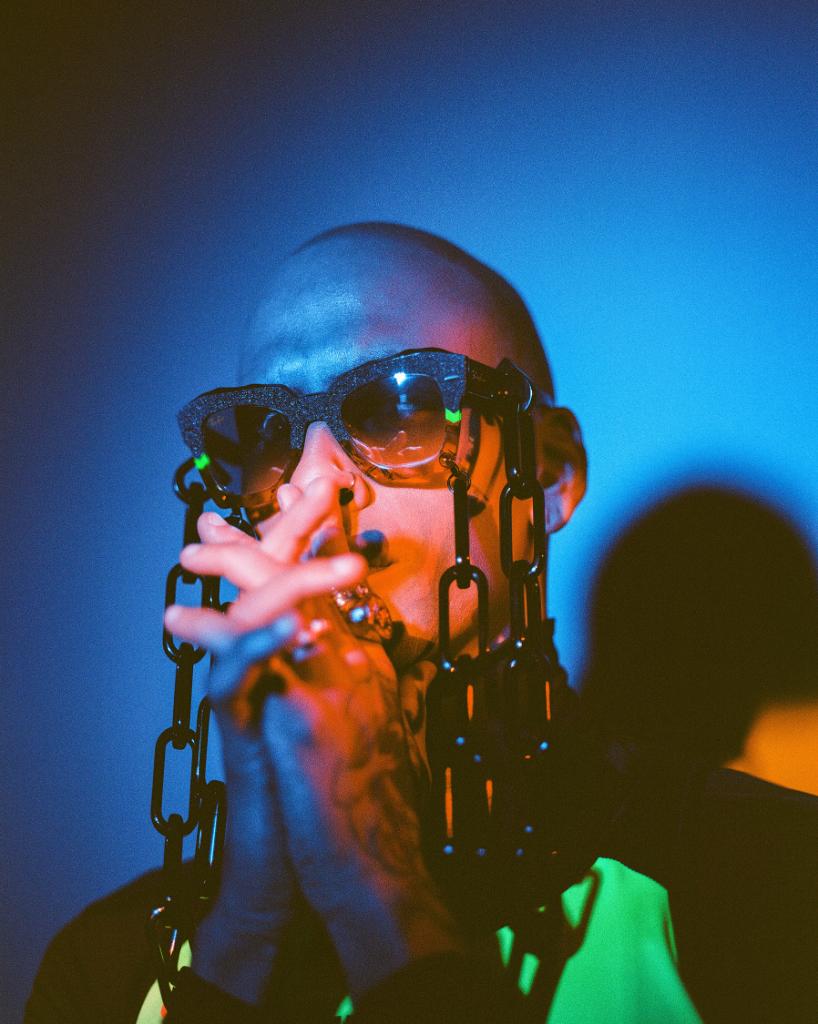 ray_ban's tweet photo. A non-ordinary accessory was simply needed. 

Oversized plastic chain, easily attachable to the frame via magnets featured on each side. 
.
.
.
#RayBanStudios #PatrickMason https://t.co/sCObR8qlx8