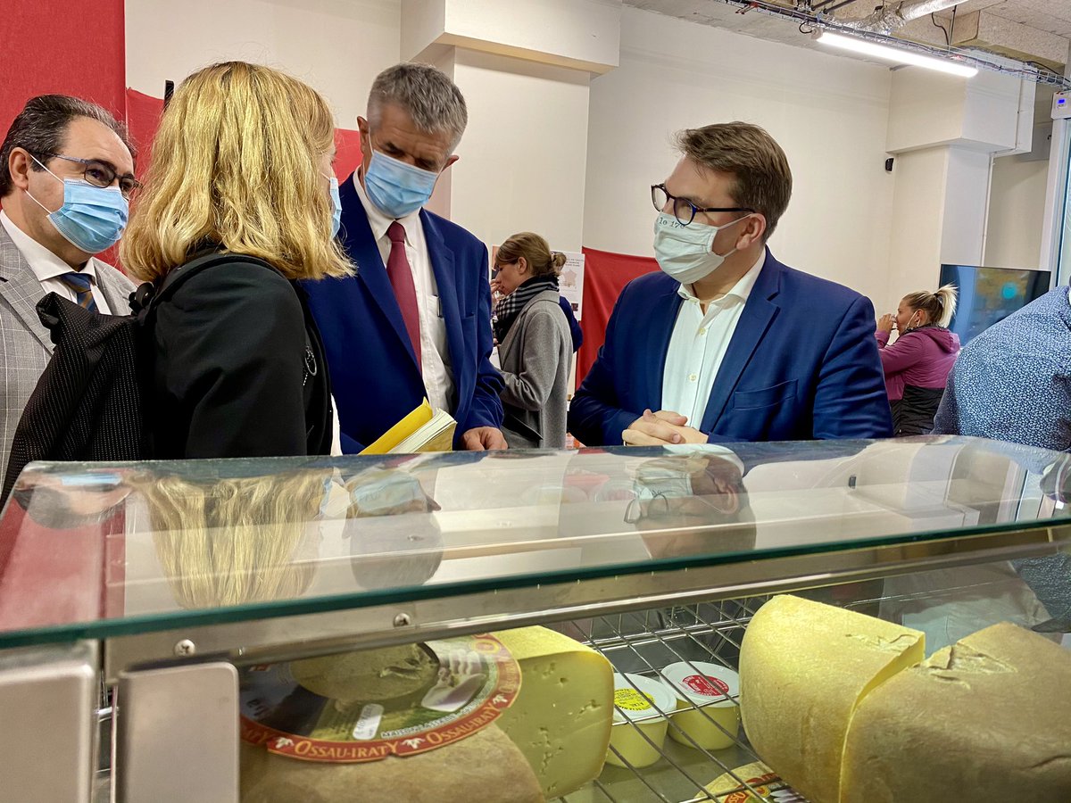 geoffroyboulard's tweet photo. 🥬 Ouverture de la boutique ÔFermier rue Rostropovitch #Paris17 en présence de @jeanlassalle @ChLambert_FNSEA @Alix_Bougeret @GuerrePhil et Damien Bodard
➡️ Heureux d’avoir soutenu ce projet d’épicerie qui propose des produits frais de la ferme en direct des producteurs. https://t.co/L3UpyQ7bnK