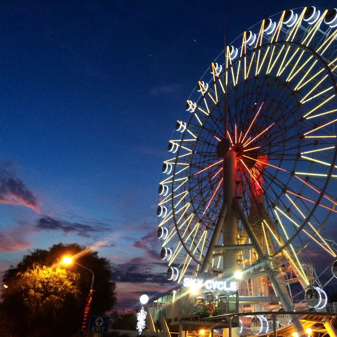 skoono_'s tweet photo. #The3DGame
Day 7: Ferris Wheel/s! I am afraid of heights, I get frozen whenever I ride a ferris wheel but I will try not to when you're with me. 😅😅 This is the tallest in my country, it's 207 ft.
#ADayWithDaniel
#Dear_Our_Daniel
#Dandelions_With_Daniel https://t.co/5SLwh59yMr
