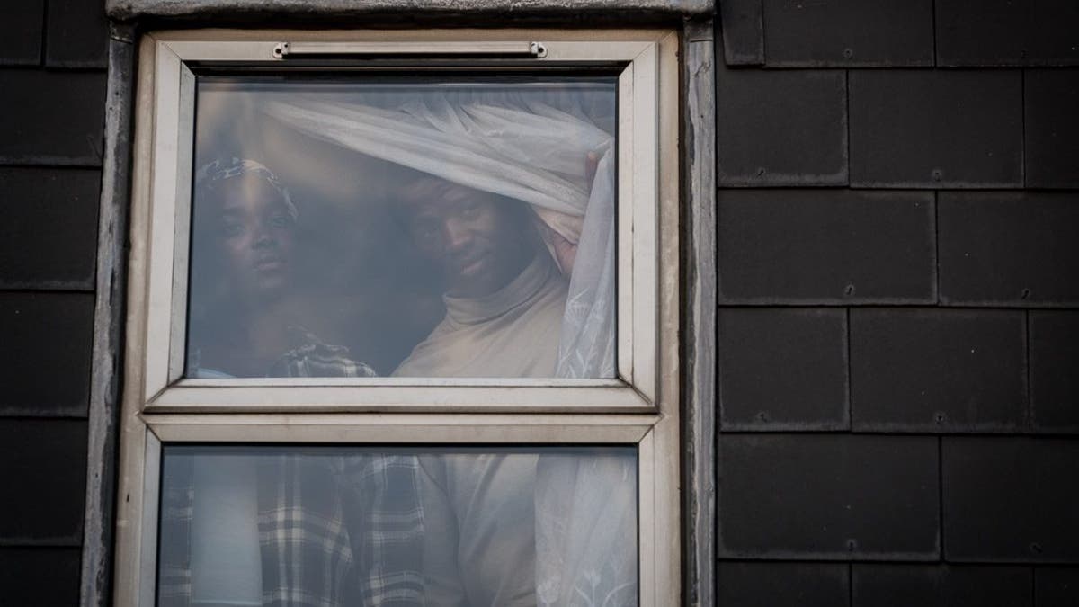 levmauc's tweet photo. Netflix ha estrenado hoy por Halloween HIS HOUSE, el éxito de terror de Sundance que fascinó a la crítica y que se definió como la reinvención del género de casas encantas y fantasmas, llegando a ser comparada con las primeras películas de Romero o Wes Craven. https://t.co/WBUnBepdqH