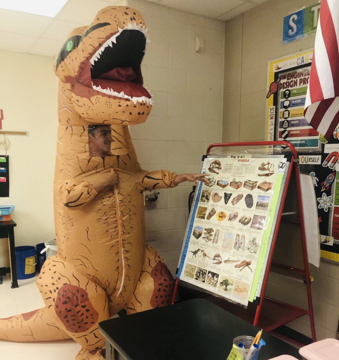 It’s not everyday students have a T-Rex giving a lesson on Fossils! $230 was raised today for United Way by our students in connection with our PBIS program! <a href="/HorizonAcadFL/">HorizonMarionOaks</a> <a href="/theREALDonMaier/">Don Maier</a>