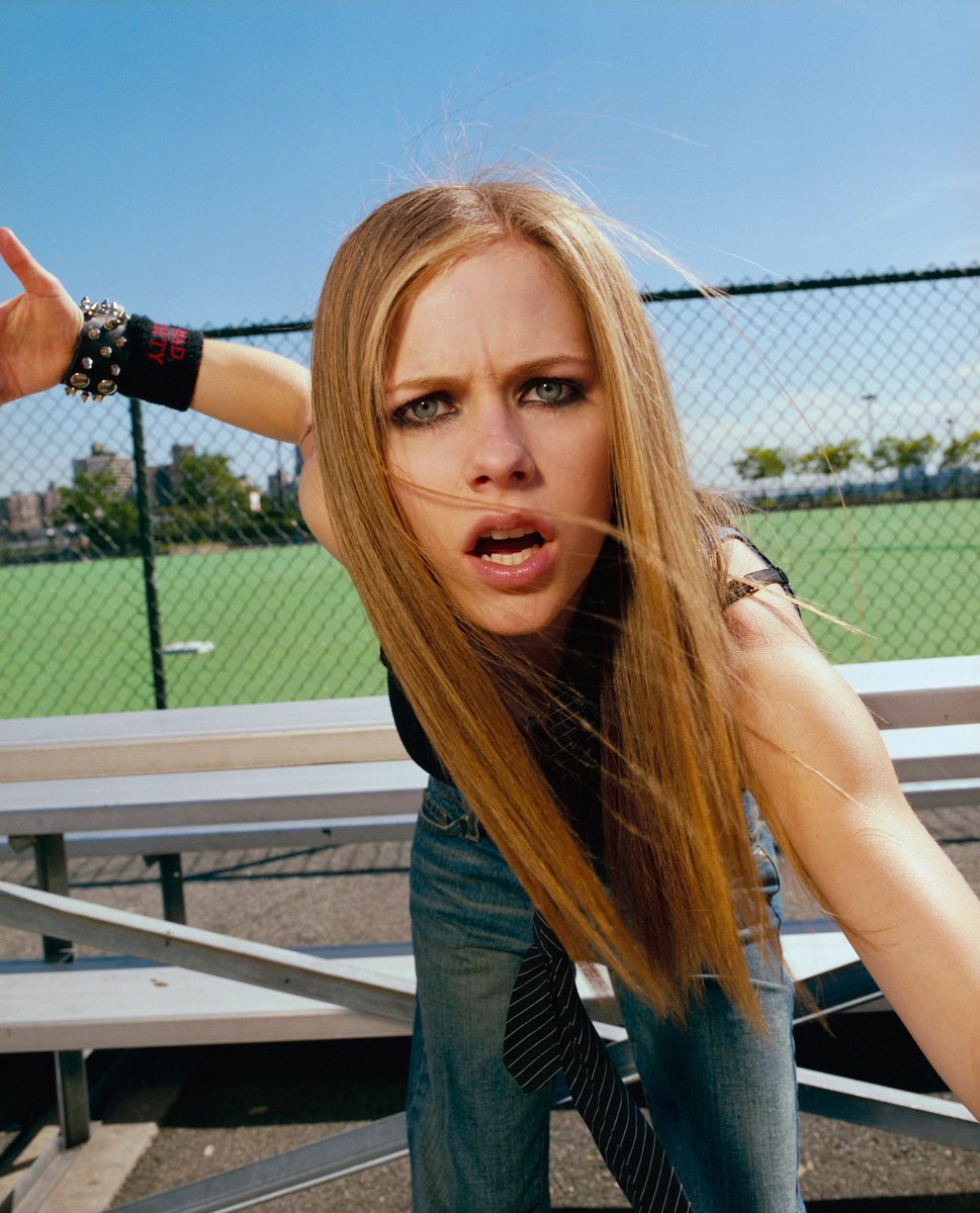 avril lavigne, 2003. https://t.co/KiVypYfn81