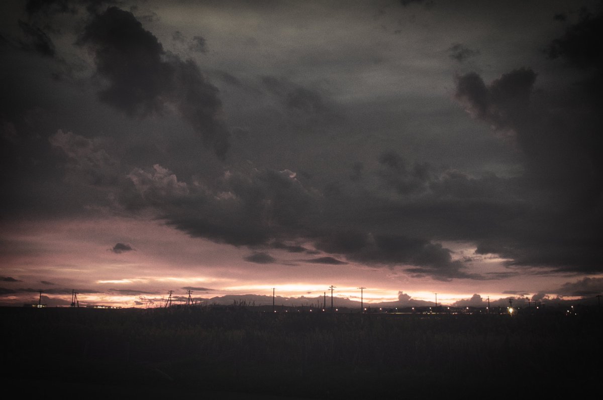 日が沈んだあとの残光というか、なんというか。
それも好き。
Luminar4
Remarkableをベースに編集。
#ファインダー越しの私の世界
#写真で奏でる私の世界
#Luminar4
#PENTAX k-3Ⅱ 21mm Limited https://t.co/FGIzEbrUi8