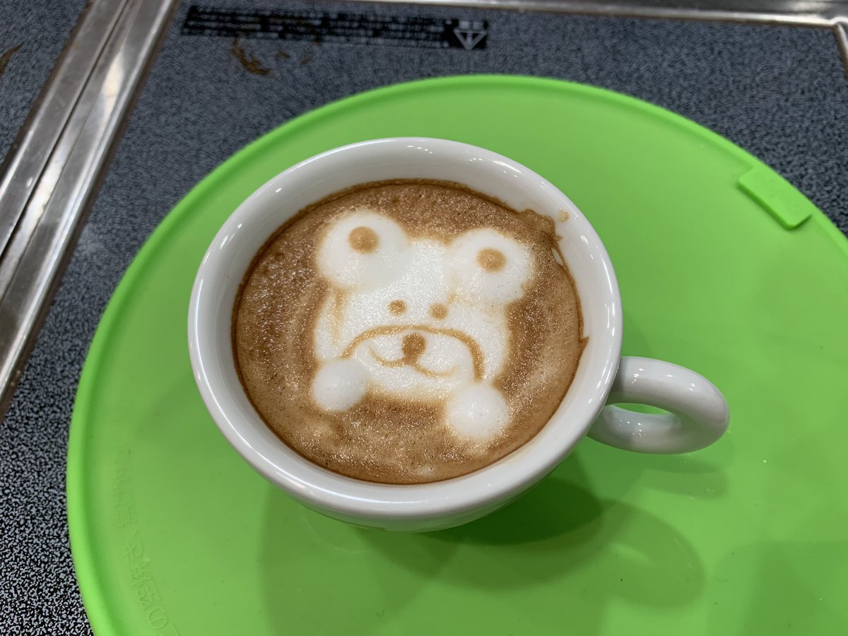 FoodSt6's tweet photo. 実は一昨日学校でラテ練習をした時、1年生がエッチングしてくれて...上手すぎ！そしてめちゃくちゃ可愛かったなぁ🐵💓
という癒されたお話でした😌

この季節ホットラテが恋しいですなぁ。 https://t.co/66RDPXKOtC