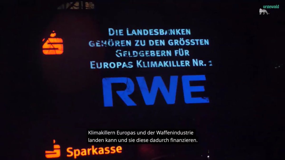 DivestBerlin's tweet photo. Richtig starke Projektionen und tolles Video, @urgewald!
Deutsche Banken wie @DekaBank und @sparkasse, @DeutscheBankAG und @CommerzbankAG müssen endlich aufhören, als #BanksAgainstFuture Klimakiller und Rüstungskonzerne zu finanzieren. Jetzt sofort! Wo sind die #BanksForFuture? https://t.co/Q1xtpKzT7C