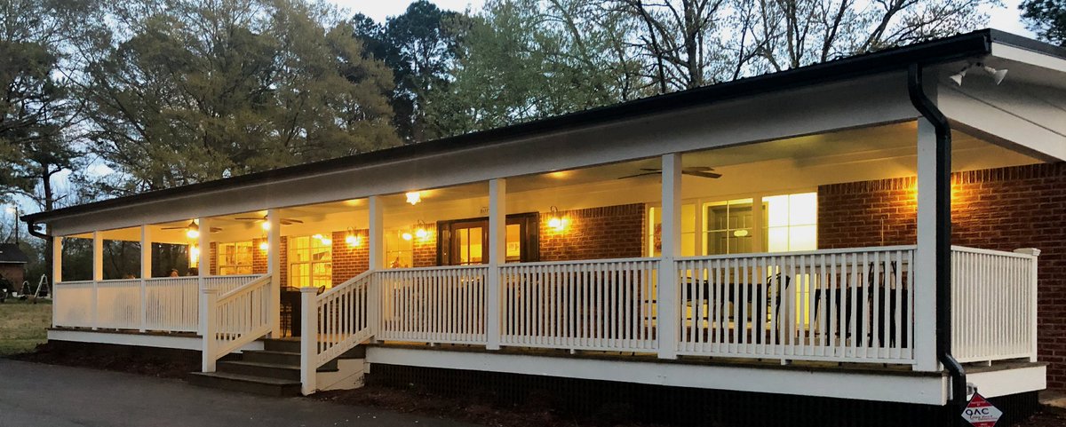 Our covered #Southern porch is perfect for #PorchSitting during cool afternoons &amp; evenings this fall! Skip the crowded square &amp; bring the #Family &amp; #Friends out to enjoy Fergndan’s #WoodFiredPizza 10:30a-9pm tonight!
👀 y’all by the 🔥
PIZZA CAFE 662.234.3912
#OxfordMs
