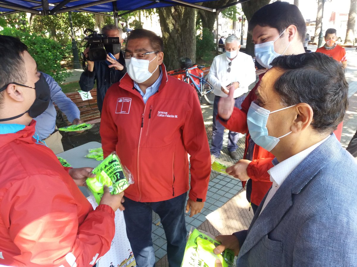 lahoradelaver13's tweet photo. Autoridades entregaron kits de seguridad a repartidores de aplicaciones Delivery. Fundas refractantes para mochilas y mascarillas. https://t.co/kPN2gOWVTe