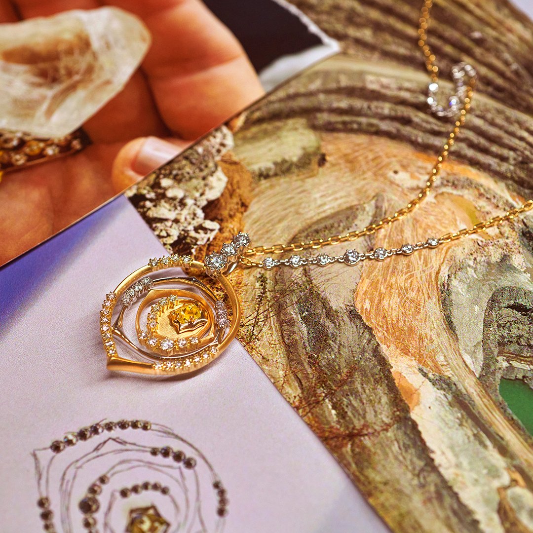 debeersgroup's tweet photo. “I knew straight away that I wanted to honour in my piece, my visit to the mine.” @jadetrau commemorated the highlight of her trip in her pendant, using a rough diamond from Botswana at the centre ‘to represent its origins.’ See more https://t.co/E2ZFOJrD4r #ReSetCollective 💎💙 https://t.co/hdvNUWT1x8